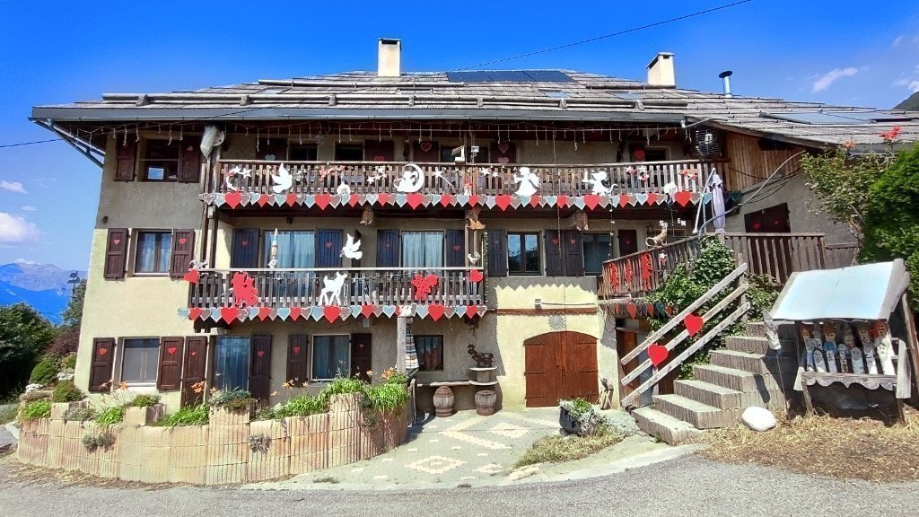 Gîtes Hélène aux Gaillards — façade avec balcons fleuris, St-Sauveur, Hautes-Alpes