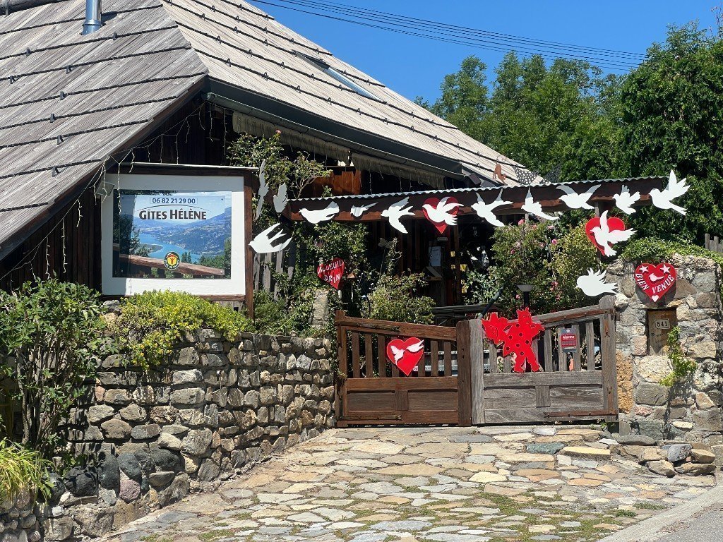 Entrée des Gîtes Hélène aux Gaillards avec panneau Gîtes de France
