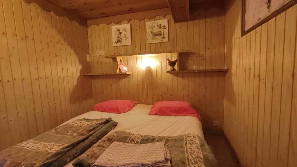 Gîte Chal'heureux — chambre avec lambris et lit double