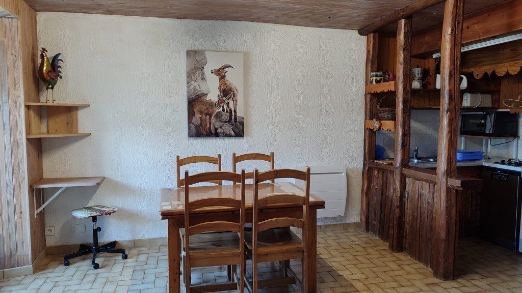 Gîte Chal'heureux — coin repas et cuisine ouverte