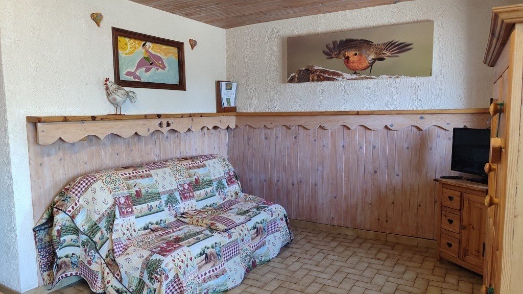 Gîte Chal'heureux — salon avec canapé et décoration chaleureuse