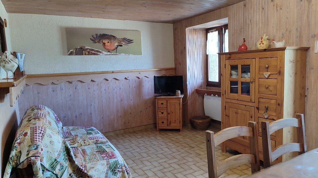 Gîte Chal'heureux — salon en panneaux de bois