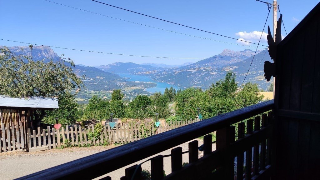 Gîte Chal'heureux — vue sur le lac de Serre-Ponçon