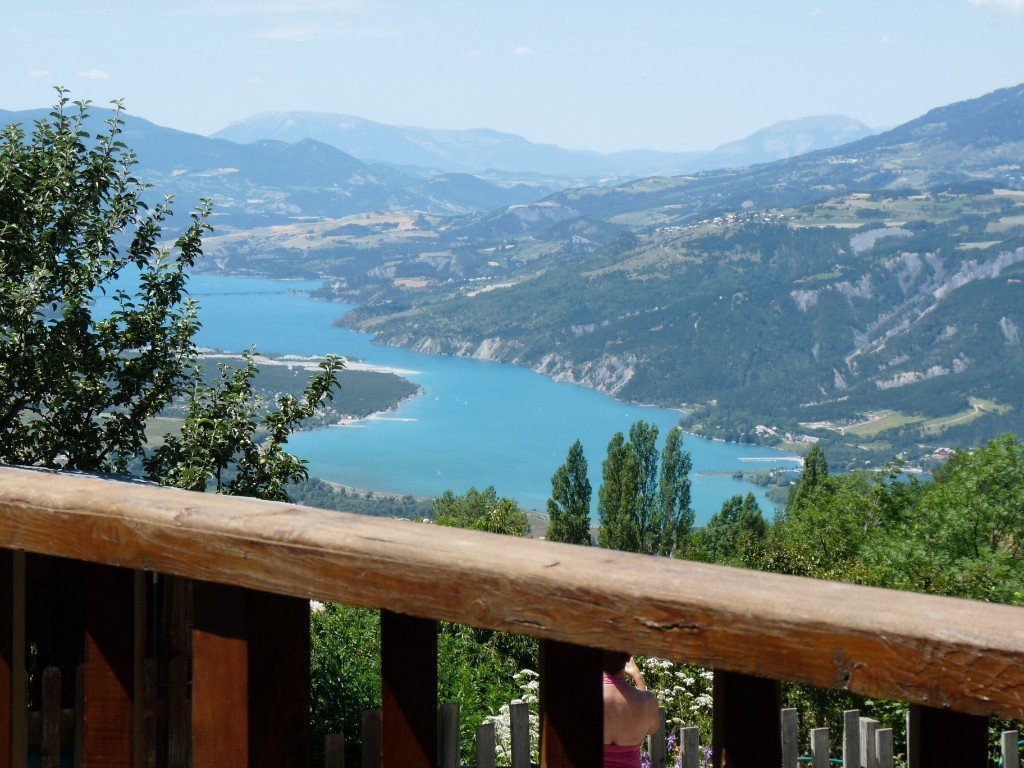 Vue sur le lac de Serre-Ponçon depuis les gîtes